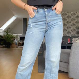 Ljusblåa jeans från Zara i storlek 38 med små slitningar och fransar nertill. Lite kortare i modellen (jag är 168), men ett par väldigt bekväma och snygga jeans i bra skick! 50 kr exklusive frakt