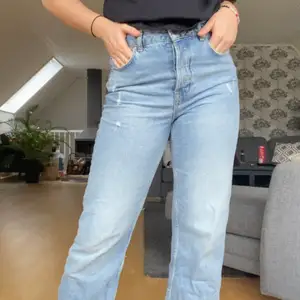 Ljusblåa jeans från Zara i storlek 38 med små slitningar och fransar nertill. Lite kortare i modellen (jag är 168), men ett par väldigt bekväma och snygga jeans i bra skick! 50 kr exklusive frakt