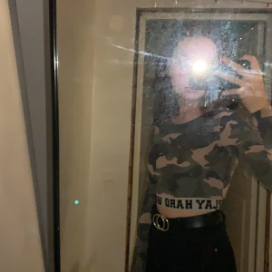 Tajt magtröja xs - Tjenare! Tänkte sälja denna tajta magtröja som är i kamouflage. Har ett band nere vid magen som gör att den sitter åt som de står play gard work på!