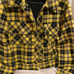 Jacka  - Jacka från monki storlek xs , använd 1 gång 