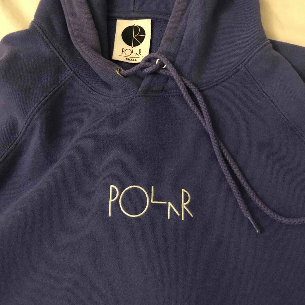 Lila hoodie från Polar i small. Den är ett år gammal men skulle säga att det är hyfsat nyskick. Nypriset är 900kr . Hoodies.