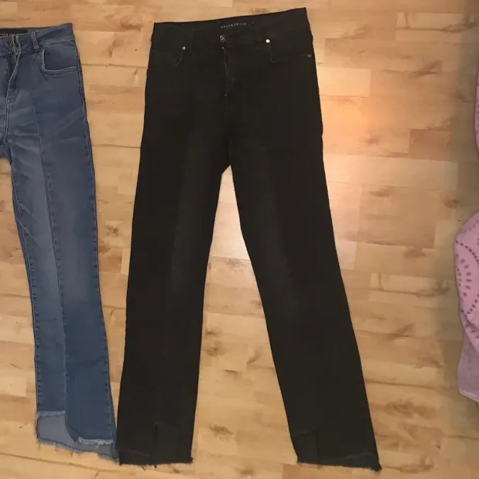 Tillstånd: Bra skick Storlek: S  Når ner till golvet på mig som är 157. . Jeans & Byxor.