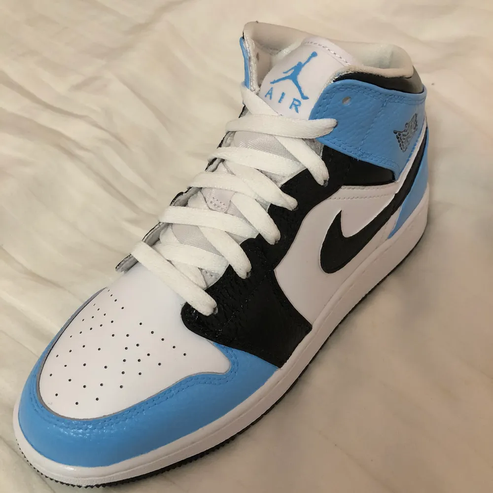 Custom Jordans, kan beställas via Instagram @bybella.customs ❤️. Skor.