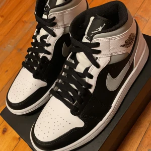 Nike Air Jordan  - Nike Air Jordan 1 mid , White Shadow DS (aldrig använda). Storlek US 8 , EU 41. Väldig populärt colorway just nu! 