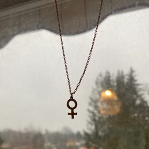 Halsband - Så fint halsband i bra skick! Kan mötas i Stockholm annars står köparen för frakten som kostar 11kr❣️