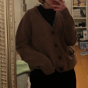 Kofta Gant - Brun kofta från Gant. Supermysig i ull med fickor och lappar på armbågarna. Det står stl L men passar mig som brukar ha S. Frakt tillkommer💓