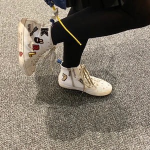 Karl Lagerfeld skor  - Säljer mina sjukt snygga Karl Lagerfeld skor som är sjukt populära. Köpte för något år sedan. Storlek 40 men jag själv har 39 och de passar mycket bra!! Dustbag Medföljer 