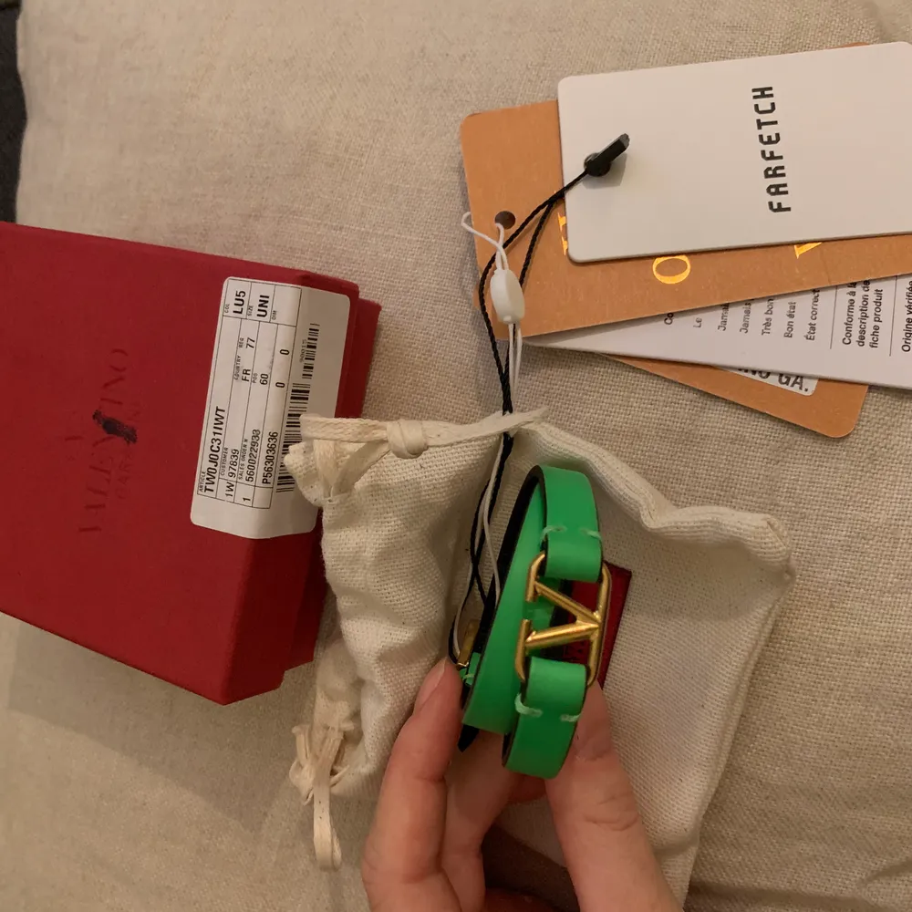 Säljer detta sjukt snygga Valentinoarmband. Precis fått hem från vestiaire collective med tags,dustbag, Ask & authentication av dom. Helt sprillans nytt:) säljer pga julklapp som blev fel! Skickar gärna fler bilder & svarar på frågor om det önskas. 🥰. Accessoarer.