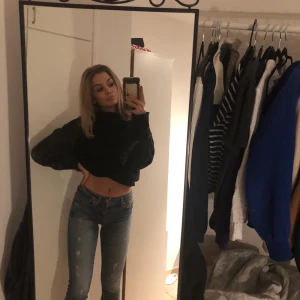 💞Låga jeans med små slitningar💞 - Säljer dessa jeans då de tyvärr är lite försmå för mig. Men de är verkligen super snygga🥰🥰 Jag är strl S så skulle säga att det här passar dem som är xxs/xs. Jag är 168 och de är lite korta på mig men inget jag iaf stör mig på💞💞