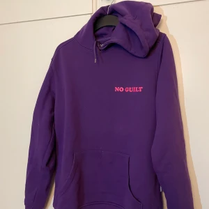 Hoodie - Mörklila hoodie med rosa text. Jättemysig att ha nu under vintern!