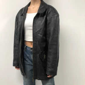 Läderjacka - Fodrad läderjacka! Personen är 170cm🥰