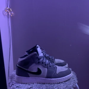 Air Jordan 1 - Säljer mina fina air Jordan 1 mids, sparsamt använda och jätte fint skick!