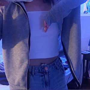 Grå kofta  - Säljer denna fina koftan ifrån BooHoo pågrund utav aldrig använts (prislapp sitter kvar). Extremt skön. Frakten ingår i priset.🤎🥰