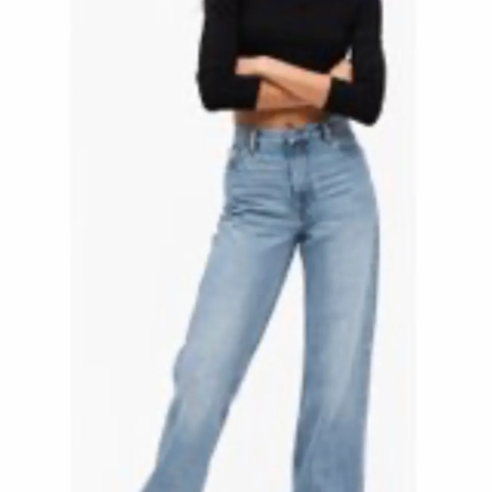 Yoko jeansen från monki i så snygg tvätt! Formar kroppen snyggt! Strl 30 men rekomenderar även för mindre storlekar för snygg fit. Jeans & Byxor.
