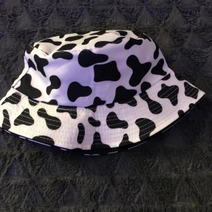 Fiskehatt/buckethat komönster - Hatten är från Shein, köpte den i augusti. Har aldrig använt den förutom att prova den ca 2 gånger.  Onesize: står i beskrivningen (2 bilden) att omkretsen är 58cm. Säljer för den inte kommer till användning.  Original pris: 39kr (exkl frakten som tillkom) Säljer för 29kr. Kan mötas upp i Falkenberg/Halland. Annars står köparen för frakten.