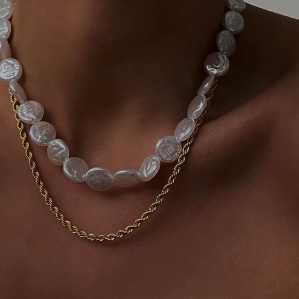 Säljer dessa eleganta halsband ( vit pearl halsband 2 st kvar 175 kr ( Rope guld pläterad halsband passar även till killar ( perfekt som julklapp) för 299. Accessoarer.