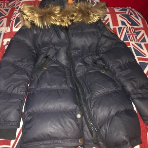 Parajumpers längre modell äkta - Passar xs, längre modell, dunjacka, äkta, fint skick ibland krånglar dragkedjan