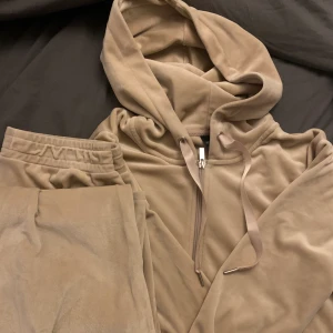 Mjukis sett  - Från Gina byxorna är i M och koftan i L nästan helt o använda💓 fakt 75kr 