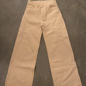 Monki yoko jeans beige - Köpte fel stl så är använda en gång när jag provade dem,          Stl 26 som motsvarar xs/s                                                          Vid snabb affär kan jag sänka priset!