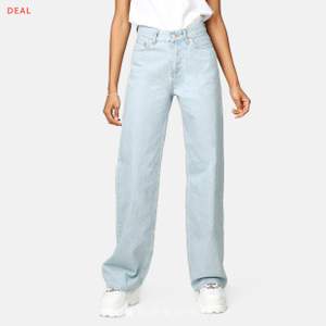 vida jeans från junkyard i ljusblå färg. jag är ca 165cm lång och de har bra längd, jag skulle säga att de funkar för de som är några cm över mig också då jeansen är länga i modellen. köparen står för frakt