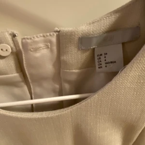 Ljusbeige klänning  - Jättefin ljusbeige klänning, nästan oanvänd. Passar till olika tillfällen, figursydd och otroligt stilren. 