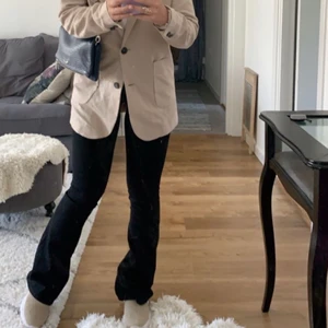 Svarta bootcut jeans - Använda ca 6ggr tvättade 2ggr. Jätte fina men används för sällan. Köptes på bikbok för ca 2 månader sedan. Storlek xs men passar en liten s också. Passar de med längden 162-169 skulle jag säga. (Om man vill ha dem lite längre och inte för korta) 150kr + frakt.  Originalpris va 500kr. Skickar med spårbar frakt 1-2dagar leveranstid 
