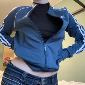 Adidas jacka - Mörk grönblå adidas träningsjacka, superskön och knappt använd:)