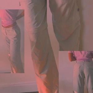 00s inspirerade byxor med fickor och dragkedjedetaljer!  - Supersköna och coola 00tals inspirerade byxor som är beiga! I lätt och tunt material, lite Oversized men passar både en Small och Medium! ⭐️(pris kan diskuteras och köparen står för frakt)