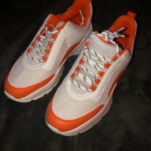 Skor Monki - Säljer dessa oanvända sneakers från Monki i storlek 38, då de var för små för mig ☺️❣️