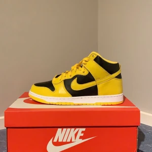 Nike Dunk High - Ett par Nike Dunk High Varsity Maize i storlek 44. Helt nya! Inte ens testade. All og 