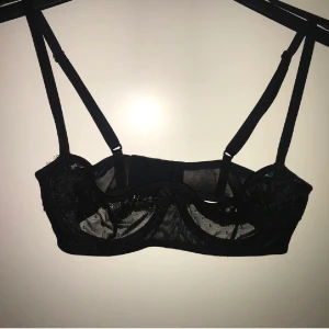 Bh - Säljer denna super fina mesh bh-n som jag köpte här på Plick (oanvänd) endast testad som tyvärr är för liten för mig :( storlek: A75. Bud : 180kr 