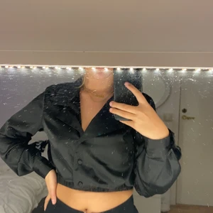 Silkes blus/skjorta - Säljer min silkes blus/skjort-aktiga tröja från bikbok, den är aldrig använd och är i strl s, den har ett gummiband längst ner så det blir en snygg form