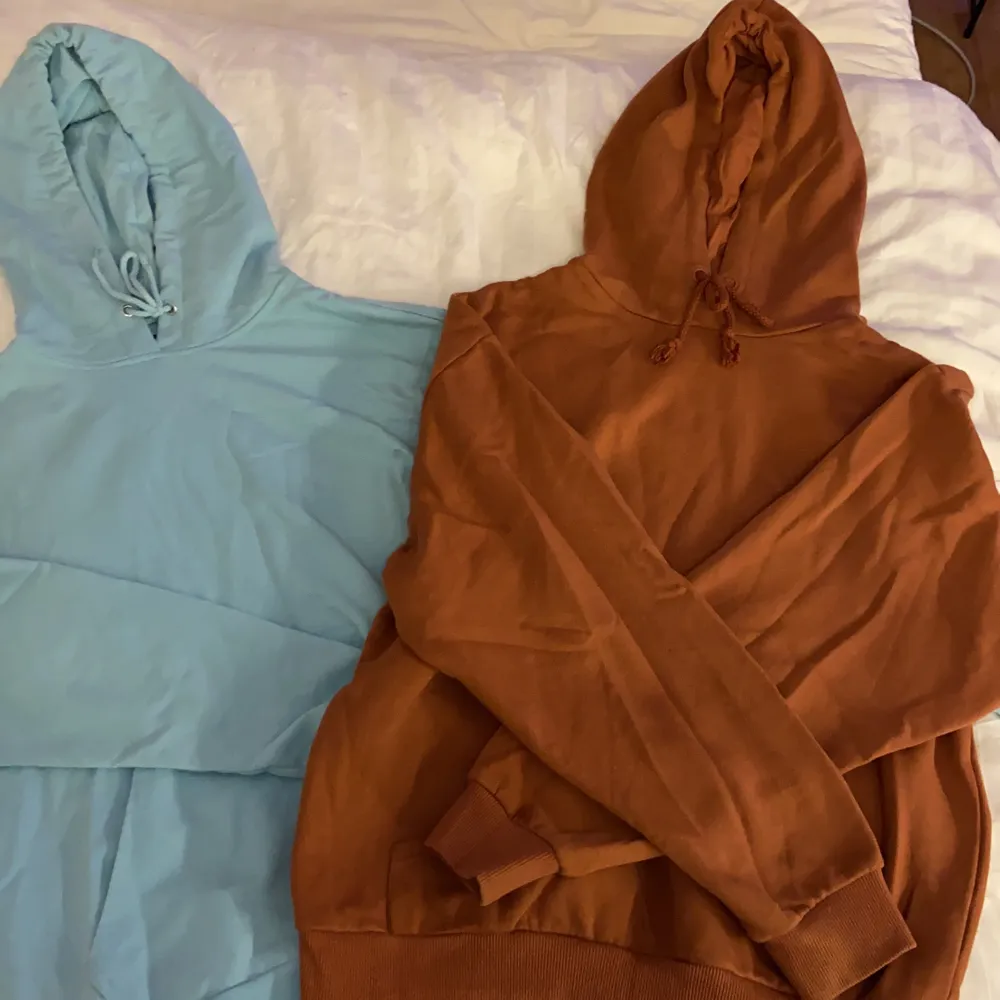Säljer båda mina hoodies, en är ljusblå (strl S) och andra är brun/rost färg(strl XS), aldrig använda, säljer dom för 100kr styck men om man vill köpa båda så kan man få dom båda för 150kr . Tröjor & Koftor.