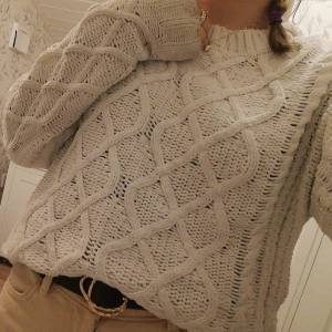 off white stickad tröja  - Supermysig stickad tröja i en vit/off white färg:) den är från Kappahl och är i storlek XS men är väldigt oversized så passar större storlekar. Säljer pga av att den inte används längre men har varit en favorit:) pris kan diskuteras! 