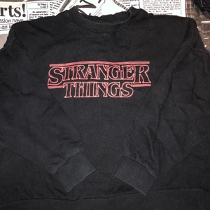 Sweatshirt  - En sweatshirt med trycket från serien stranger things. Är i bra skick och använd ett fåtal gånger. Säljer som vanligt pågrund av att jag ej använder kläderna och de har bättre nytta hos någon annan 💕✨