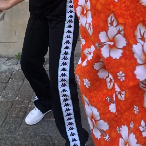 Kappa byxor  - Köpt på footlocker i Italien för några år sen och säljer dom då jag aldrig använder dom längre och dom är dessutom för långa </3 Dom är som i nytt skick och är super mysiga! De är svarta med en blå rand längst sidan och är storlek barn XL (170cm) som passar ungefär S 💞 frakt är inkluderat i priset. UPDATE: högsta bud är 200kr 