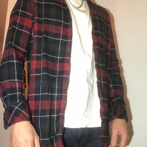 Tommy Hilfiger Skjorta  - Tommy Hilfiger Skjorta storlek L, sitter som en medium. 