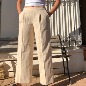 Beigea kostymbyxor - Beiga kostymbyxor från Carin Wester! Lite skrynkliga på bilden, men de är pressveckade. Säljer då jag har ett par andra som kommer till användning mer, frakt tillkommer✨