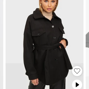 Jacka Nelly  - Jacka från Nelly, storlek 36. Används aldrig därför säljs den. Nypris 699kr