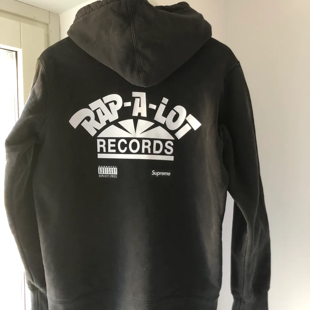 Supreme x Rap a lot records hoodie köpt 2017 i Paris. Nypris var runt 1500kr. Gott skick, lite slitage på framsidans tryck. Pris kan diskuteras!. Hoodies.