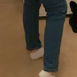 Tommy hilfiger jeans  - Aldrig använda, storlek ”176”. Raka men ändå tajta, skönt material. Fint skick. Jag använder storlek M i byxor och dom passar bra. 