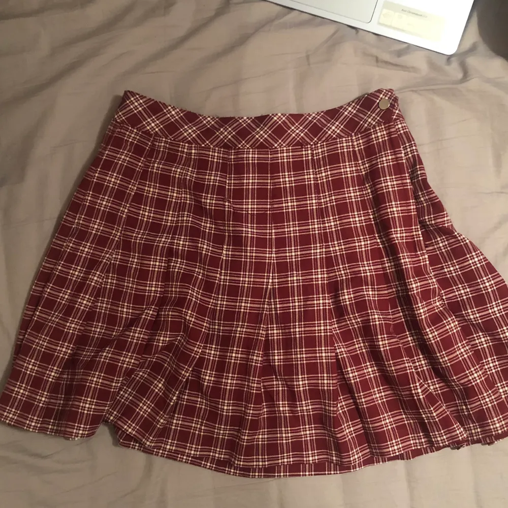 Söt kjol från H&M, har knappt använt den och i storlek 38 (M, kan passa på S) Skickar fler bilder om det behövs 💕. Kjolar.