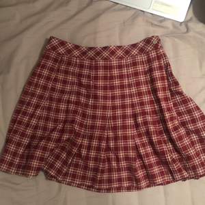 Söt kjol från H&M, har knappt använt den och i storlek 38 (M, kan passa på S) Skickar fler bilder om det behövs 💕