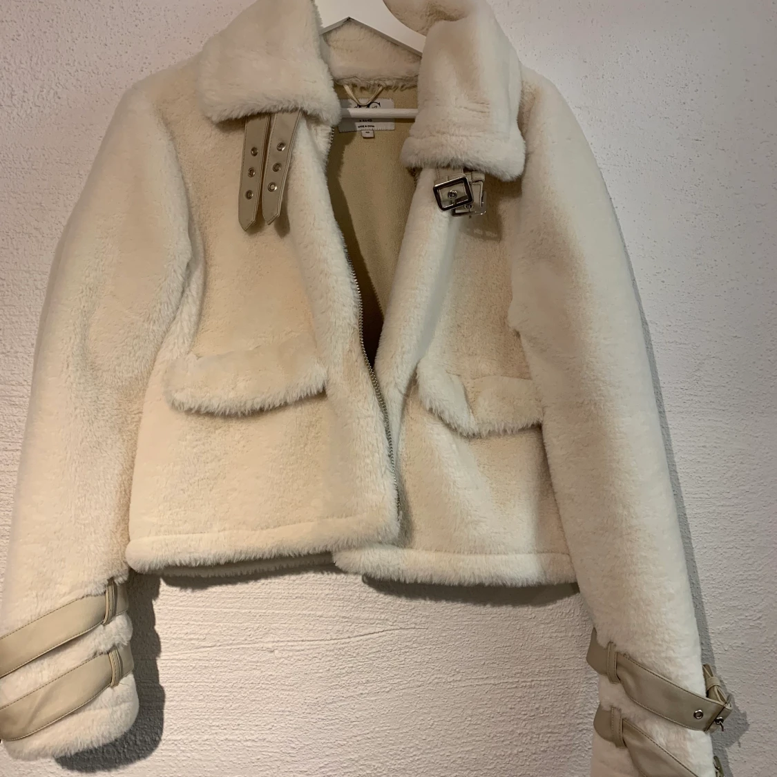 Vit pälsjacka från na-kd 