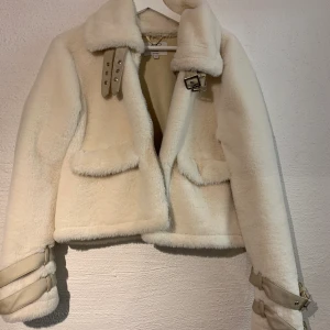 Vit pälsjacka från na-kd  - En vit pälsjacka från na-kd. Knappt använd. 296kr inklusive frakt.