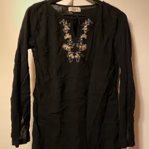 En svart och fin tröja från flash i väldigt fint skick. Säljes för 30kr, frakt tillkommer ✨