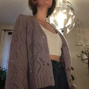 Lila kofta  - Lila kofta med träklampar jag köpt på Plick som inte sitter så bra på mig. 