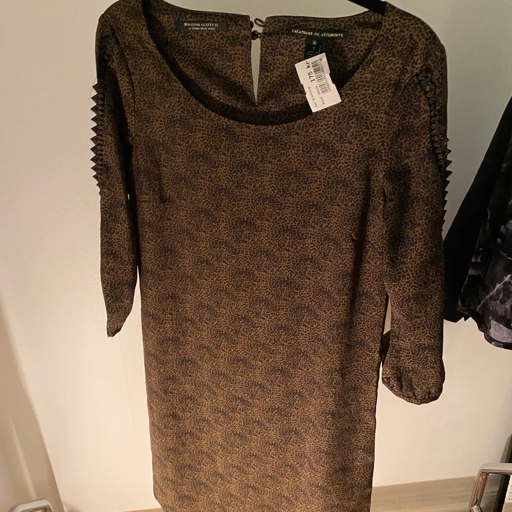 Bought at Arkivet last winter, it unfortunately doesn’t fit me. It’s a super nice winter/summer dress, very nice details on it and in perfect condition! It’s a size 1 so fits a S. Klänningar.