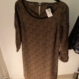 Maison Scotch dress - Bought at Arkivet last winter, it unfortunately doesn’t fit me. It’s a super nice winter/summer dress, very nice details on it and in perfect condition! It’s a size 1 so fits a S