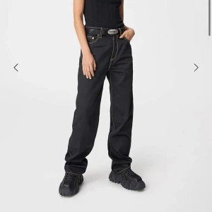 Eytys benz byxor  - säljer då jag har knappt använt dem, som nya. Nypris på dessa (2021) är 2000kr. En 28’ i midjan , och skulle gissa på en L 32/ 34 i benen för dem som vill att det ska se ut som på bilden , alternativt en 36 med rak ben. UNISEX, passar mig som vanligtvis har 27-29 i byxor och sitter tajt runt midjan och vagt resterande.